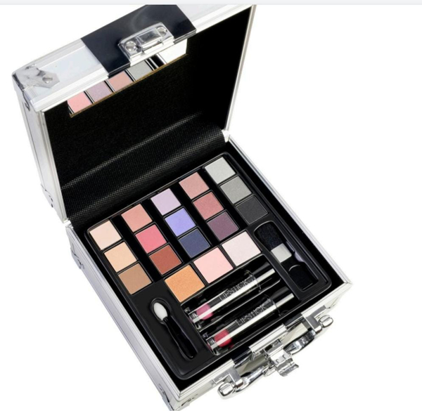 תמונה של מזוודת איפור כסופה מידי