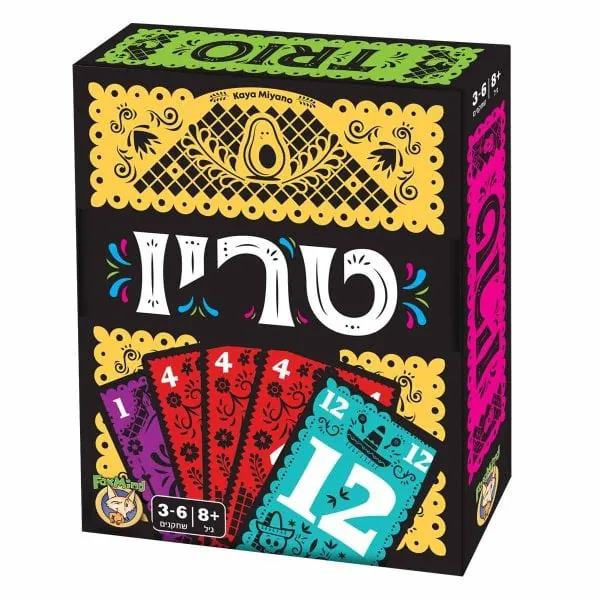תמונה של טריו משחק קלפים